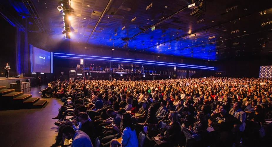 Gran auditorio lleno durante una conferencia profesional